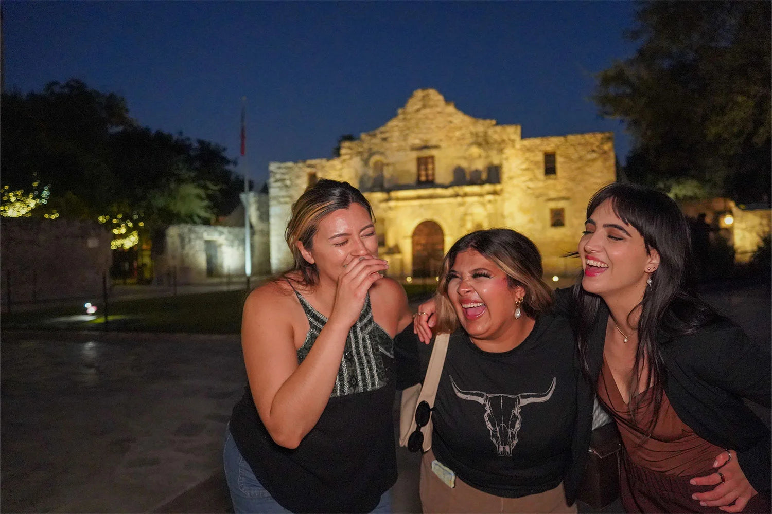 Friends-enjoying-at-the-alamo